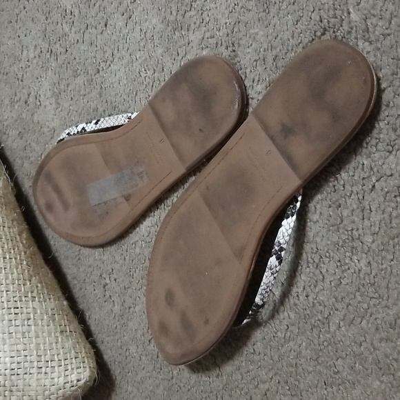 OLD NAVY Snakeprint Sandals/Flip Flops-8 - Picture 3 of 5